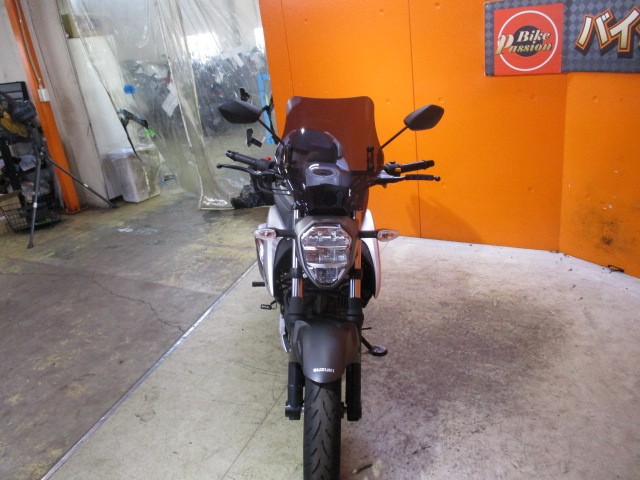 フロントから見てもこの通り状態グッド！スクリーン装備は嬉しいオプション！ビギナーにもおすすめの一台！